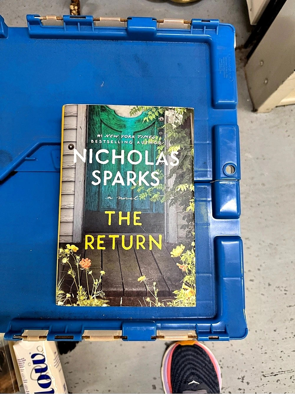 Grand Central Publishing The Return by Nicholas Sparks Novel Green & Yellow